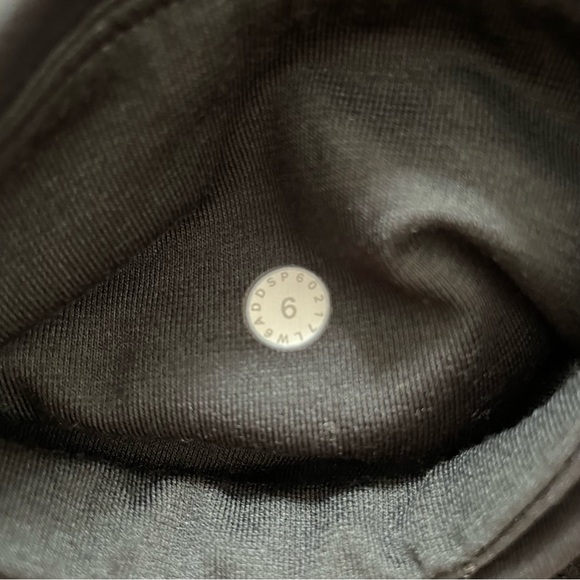 Lululemon crop leggings size 6 - Picture 6 of 10